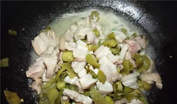酸菜炒五花肉，美味又营养（教你如何制作酸菜炒五花肉，口感更佳，营养更全面）-第3张图片-美味行家