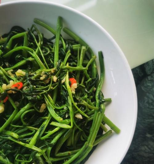 通心菜的美食之旅（做出美味的通心菜佳肴，让家人赞不绝口）-第1张图片-美味行家