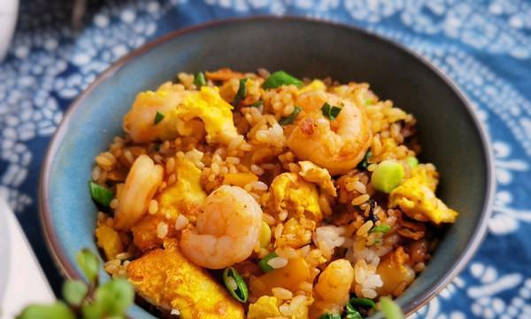 美味可口的火腿虾仁特色蛋炒饭（香气扑鼻，口感丰富，一定让您回味无穷）-第3张图片-美味行家
