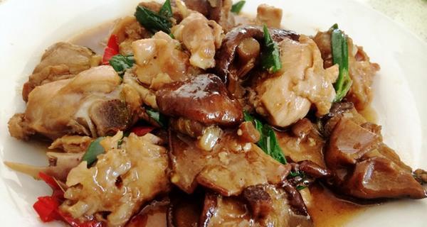 如何做出美味香菇蚝油焖鸡肉（美食家必学，家庭必备的一道香菇蚝油焖鸡肉）-第1张图片-美味行家