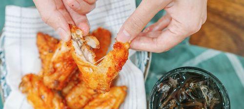 酥脆香辣鸡翅的制作秘笈（教你如何制作口感鲜美的鸡翅）-第3张图片-美味行家