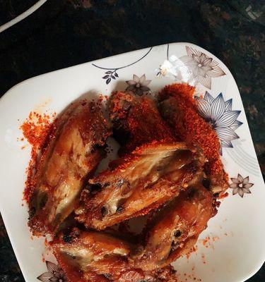 酥脆香辣鸡翅的制作秘笈（教你如何制作口感鲜美的鸡翅）-第2张图片-美味行家