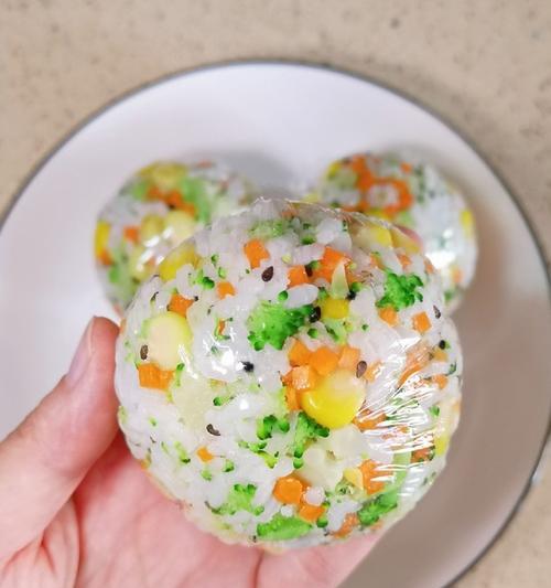 健康美味的以西兰花肉松饭团（以西兰花营养丰富，搭配肉松的口感，让你爱上饭团）-第3张图片-美味行家