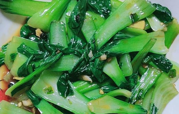 蒜泥油菜的做法（家常做法，让你在家也能吃到饭店的味道）-第1张图片-美味行家