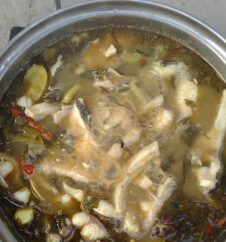 酸菜粉丝鱼的做法（一道经典川菜的制作方法）-第1张图片-美味行家