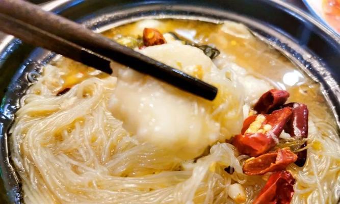 酸菜粉丝鱼的做法（一道经典川菜的制作方法）-第3张图片-美味行家