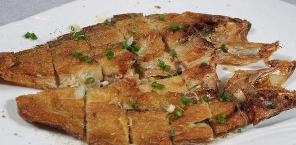香煎鲈鱼的制作方法（让您的餐桌上多一份美味）-第3张图片-美味行家