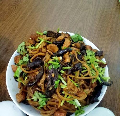 松蘑炖鸡腿，美味又养生（家常菜做法，营养又健康）-第2张图片-美味行家