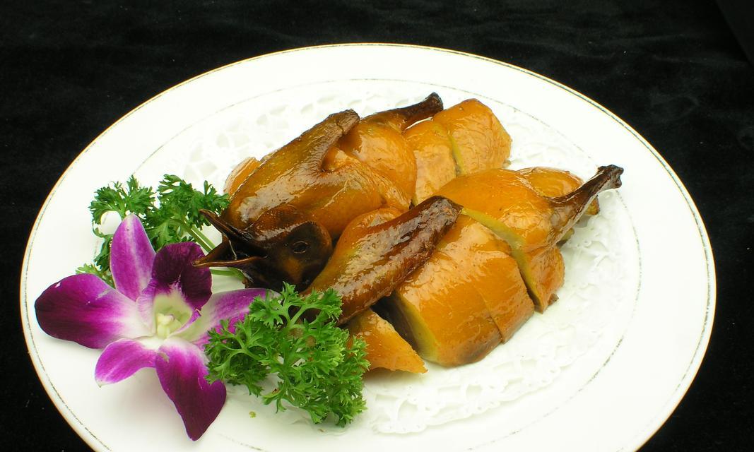 美食烹饪之香草蒜香乳鸽（用香草和蒜头给乳鸽带来香味与美味）-第2张图片-美味行家