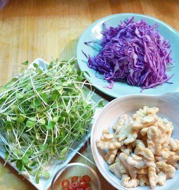 桃仁香椿苗的制作方法（教你轻松制作桃仁香椿苗，味道鲜美，营养丰富）-第1张图片-美味行家