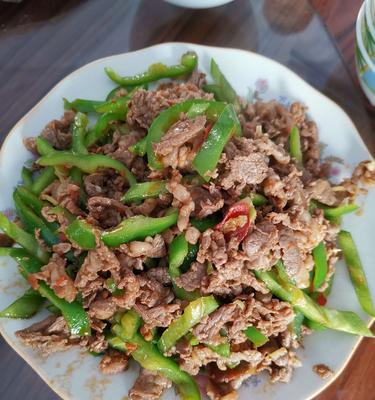 双椒羊肉的做法（美味鲜香，一餐解决口福；双椒、羊肉，无敌搭配）-第3张图片-美味行家