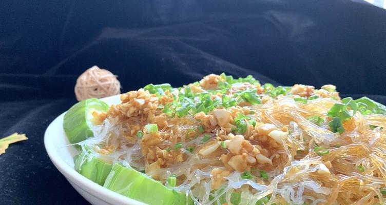 美味营养的蒜蓉粉丝蒸丝瓜做法（一道简单易做的家常小菜，味道鲜美营养）-第1张图片-美味行家