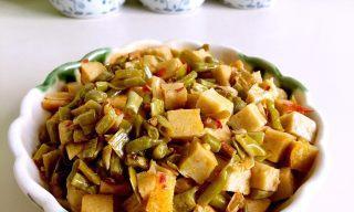 咸豆角不面筋，口感升级又健康（用纯天然材料制作，让你爱上素食生活）-第1张图片-美味行家