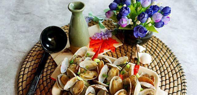 以香酒蛤蜊为主的美味海鲜佳肴（海鲜界的经典之选，鲜香可口的佳肴）-第1张图片-美味行家