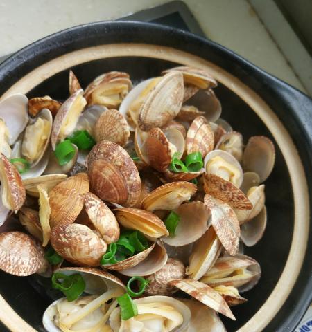 以香酒蛤蜊为主的美味海鲜佳肴（海鲜界的经典之选，鲜香可口的佳肴）-第2张图片-美味行家