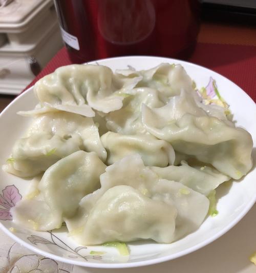 美味做法分享——以西葫芦鸡蛋馅饺子（家庭厨艺必备，口感细腻，营养丰富）-第2张图片-美味行家