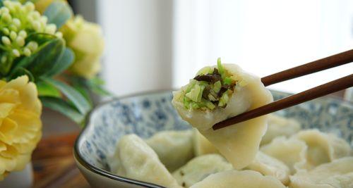 美味做法分享——以西葫芦鸡蛋馅饺子（家庭厨艺必备，口感细腻，营养丰富）-第1张图片-美味行家