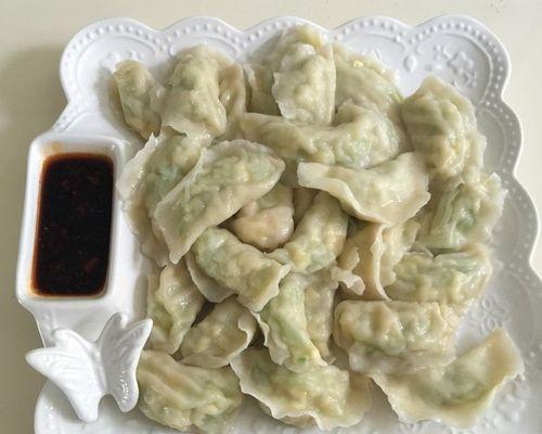 美味做法分享——以西葫芦鸡蛋馅饺子（家庭厨艺必备，口感细腻，营养丰富）-第3张图片-美味行家