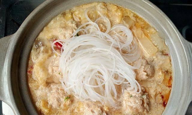 酸菜炖细粉，爽口美味的冬季美食（咸鲜味浓郁，营养丰富的家常料理）-第1张图片-美味行家
