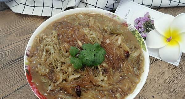 酸菜炖细粉，爽口美味的冬季美食（咸鲜味浓郁，营养丰富的家常料理）-第2张图片-美味行家