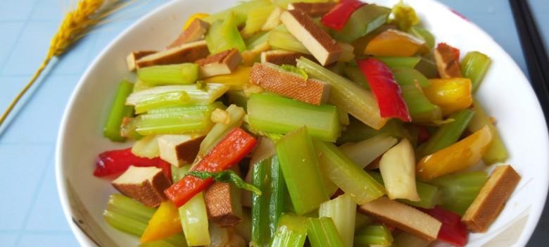 享受清爽美味一道美食——西芹香干炒笋丝（家常菜肴中的佳品/营养美味的健康菜肴）-第2张图片-美味行家