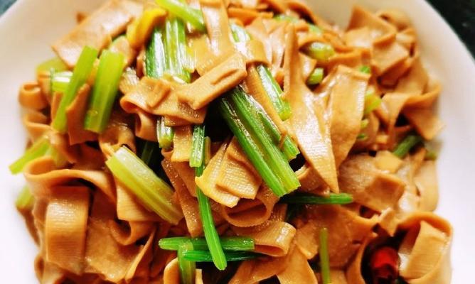 家常菜大全——以西芹千张为主题的烹饪指南（做法详解、口感美妙、健康佳肴，让你轻松掌握的中式美食）-第3张图片-美味行家