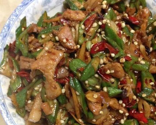 手把手教你做一道美味的香锅小炒肉（不用出去，家里就能吃到正宗的川菜香锅小炒肉！）-第3张图片-美味行家