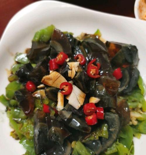 四川青椒皮蛋的做法（传统美食之味以青椒增色）-第1张图片-美味行家
