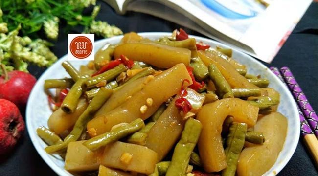 香辣豆角土豆丁的做法（辣味十足的美味家常菜）-第1张图片-美味行家