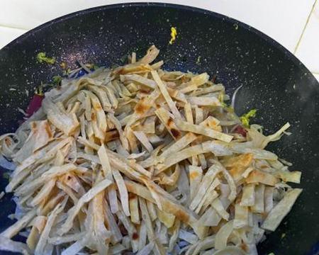 健康营养的银芽鸡蛋炒饼（教你轻松做出口感好的银芽鸡蛋炒饼）-第2张图片-美味行家