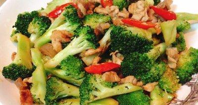 学会做小炒西兰花，轻松变身厨房达人（鲜嫩多汁的西兰花，热炒出香气四溢的美味佳肴）-第1张图片-美味行家