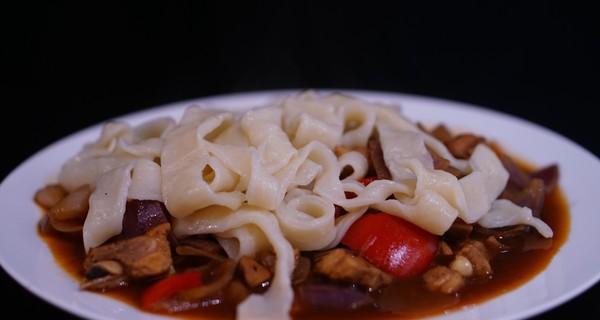 正宗新疆大盘鸡裤带面制作秘籍（重口味美食，让你一次吃个痛快）-第2张图片-美味行家