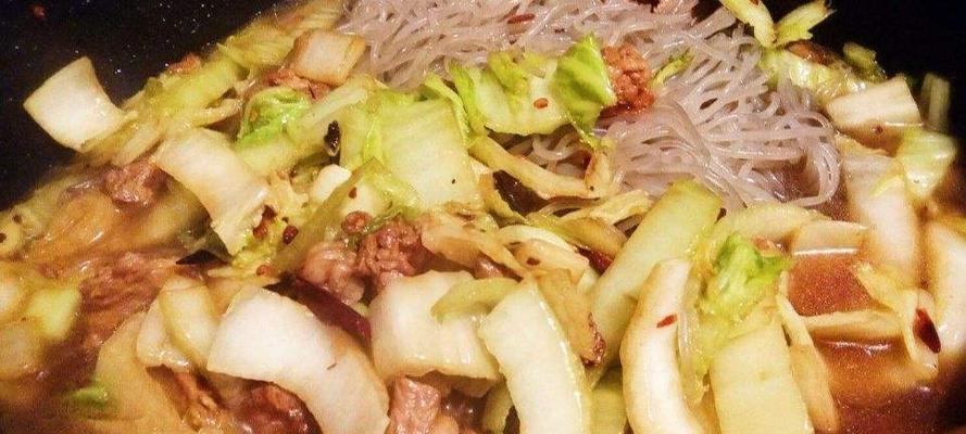 五花肉炖包菜，美味健康的冬季佳肴（一碗热气腾腾的家常菜，温暖您的心灵）-第1张图片-美味行家