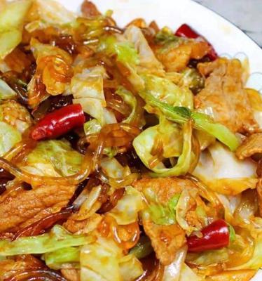 五花肉炖包菜，美味健康的冬季佳肴（一碗热气腾腾的家常菜，温暖您的心灵）-第2张图片-美味行家