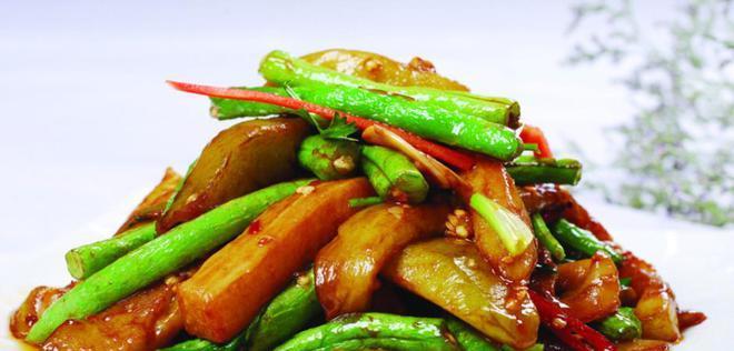 美味又健康的杏鲍菇炒茄子（简单易做的素菜佳肴，营养丰富又美味可口）-第2张图片-美味行家