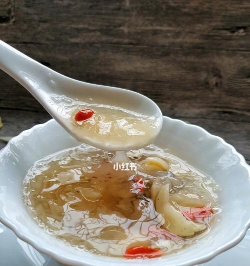 银耳薏米水——营养美容的健康饮品（一杯养生水，美丽常伴；五分钟搞定，健康生活从此开始！）-第2张图片-美味行家