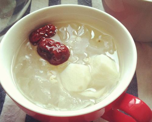 银耳薏米水——营养美容的健康饮品（一杯养生水，美丽常伴；五分钟搞定，健康生活从此开始！）-第3张图片-美味行家