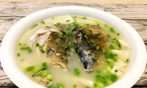 清爽可口的鱼头豆腐香菇清汤（家庭做法，营养丰富，健康美味）-第3张图片-美味行家