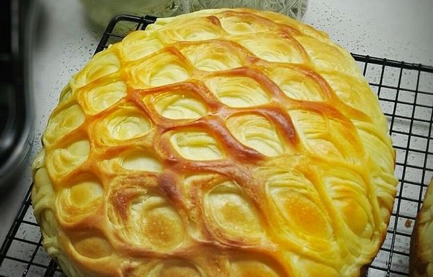 美味网纹夹心面包的制作方法（手把手教你制作，让你吃到口感酥脆的网纹夹心面包）-第1张图片-美味行家