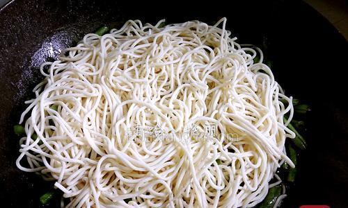 商洛焖面，暖胃暖心暖身的美味佳肴（以面皮入口，滋味浓郁回味悠长——商洛焖面的制作方法及口感评价）-第1张图片-美味行家