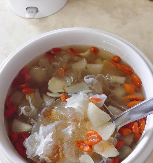 健康美味（以营养美容为理念，让你轻松掌握的雪莲银耳羹制作技巧）-第1张图片-美味行家
