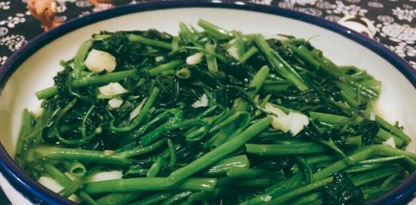 解锁美味蒜香爽辣空心菜的做法（用一道简单的菜品，让你的味蕾大跃进！）-第2张图片-美味行家