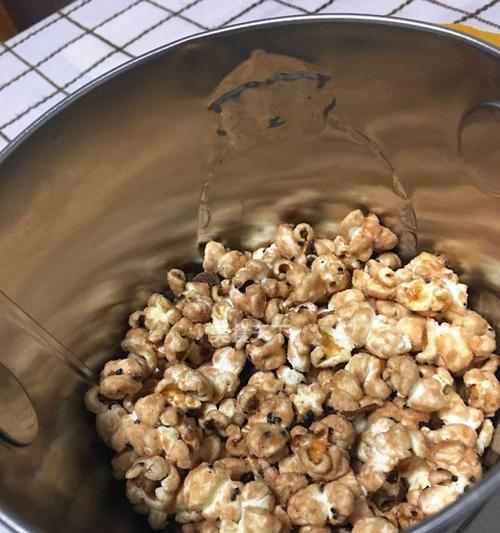 自制爆米花大揭秘！（简单易学的制作方法与口感升华技巧）-第1张图片-美味行家