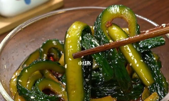 酸辣黄瓜凉拌，清新开胃的夏日必备（教你轻松制作酸辣黄瓜凉拌，夏日必备清爽小菜）-第1张图片-美味行家