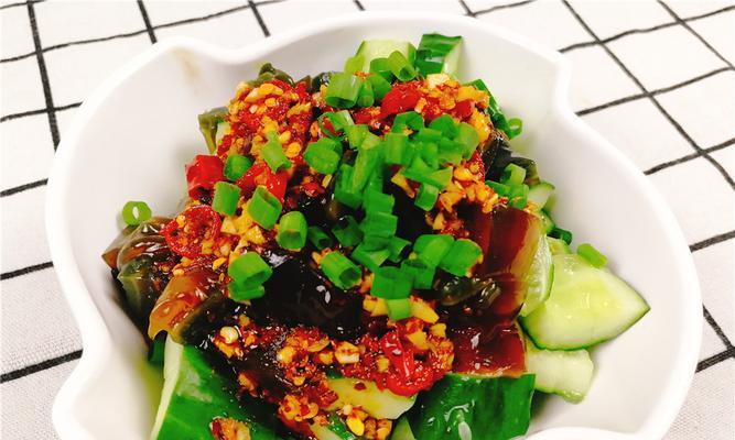 酸辣黄瓜凉拌，清新开胃的夏日必备（教你轻松制作酸辣黄瓜凉拌，夏日必备清爽小菜）-第3张图片-美味行家