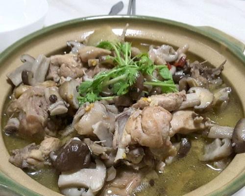 土豆蘑菇炖鸡块的做法（嫩滑鸡肉与清爽蔬菜的完美结合）-第1张图片-美味行家