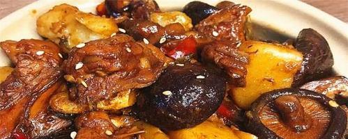 土豆蘑菇炖鸡块的做法（嫩滑鸡肉与清爽蔬菜的完美结合）-第2张图片-美味行家