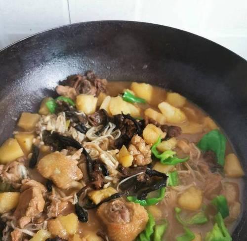 土豆蘑菇炖鸡块的做法（嫩滑鸡肉与清爽蔬菜的完美结合）-第3张图片-美味行家