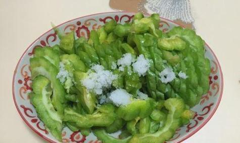 四招去除苦瓜苦味，让你爱上苦瓜-第1张图片-美味行家