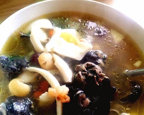 椰子煲乌鸡（一道家常菜，养生滋补的美食佳品）-第3张图片-美味行家